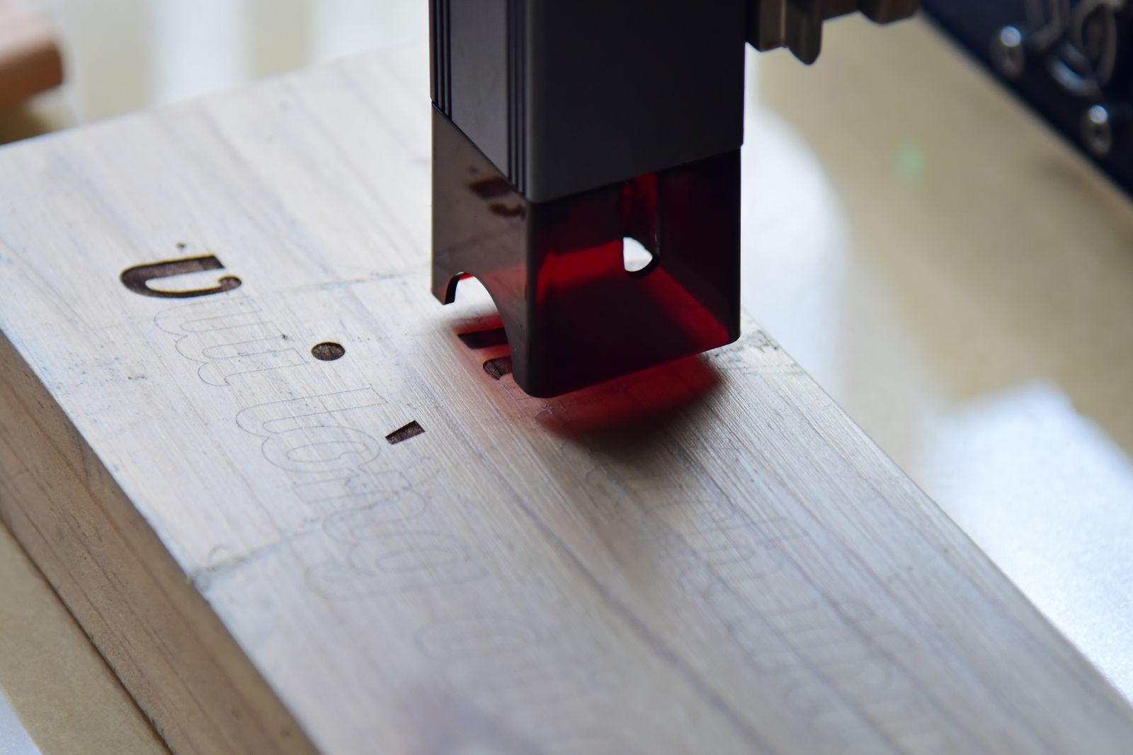 Laser în timpul prelucrării materialelor